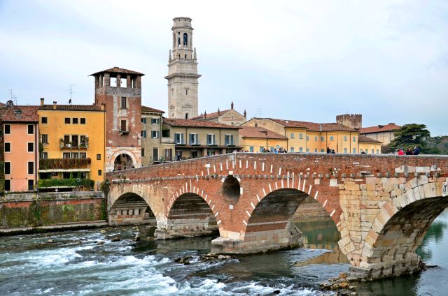Verona - Ponte Pietra - Poracci In Viaggio verona-ponte-pietra-poracci-in-viaggio