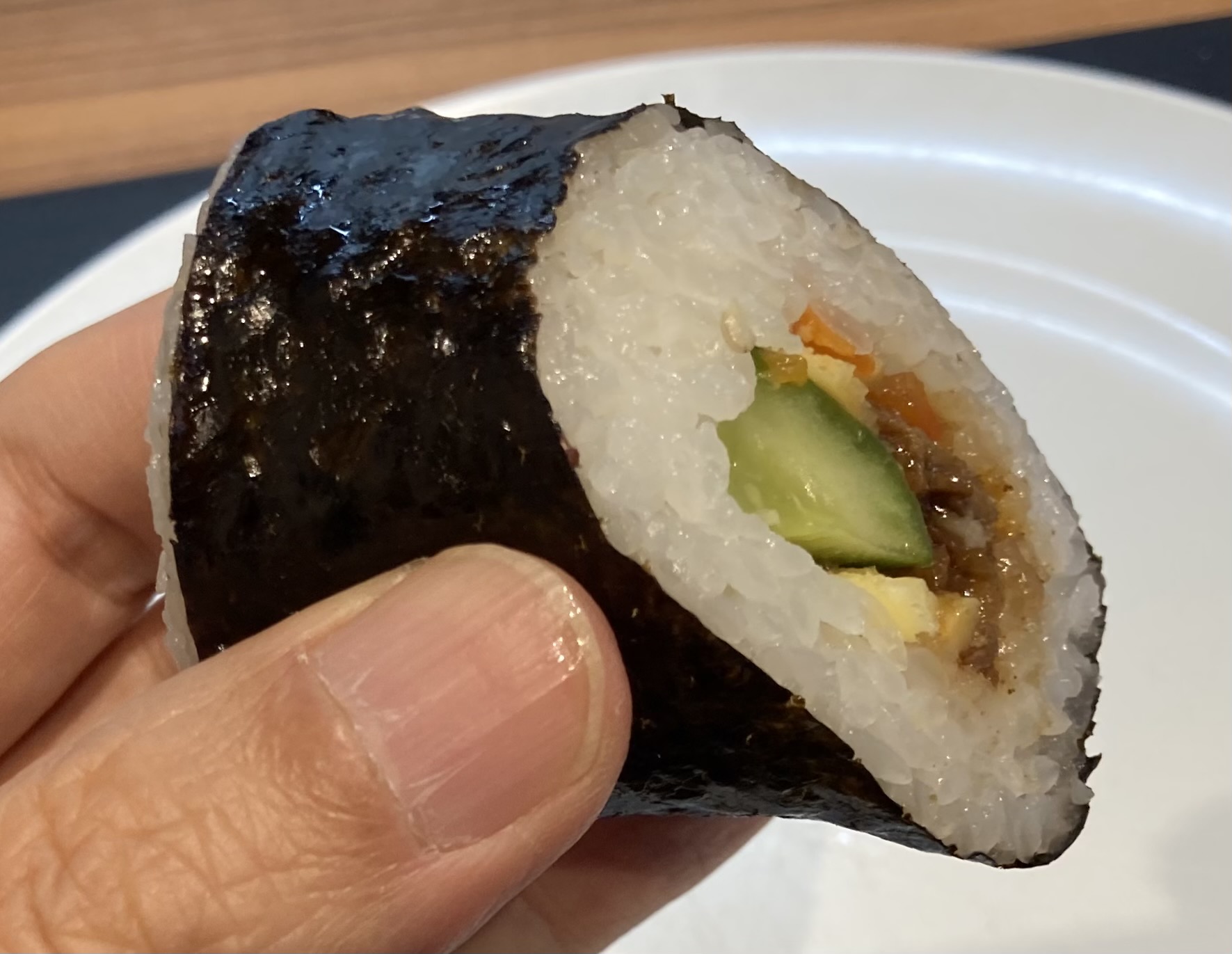 実食 セブンの牛カルビ焼肉キンパ キムパプ レビュー カロリー糖質は コンビニ研究本部新ジャンル調査室 コンビニ サラリーマン総研 最新コンビニグルメがわかるブログ