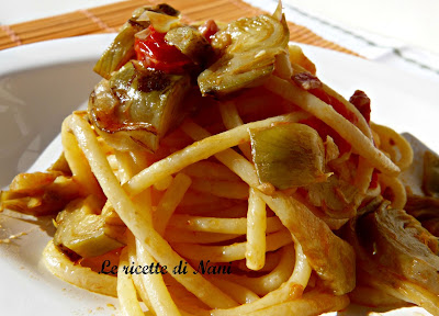 spaghettoni con pancetta, cuori di carciofo e pomodorini