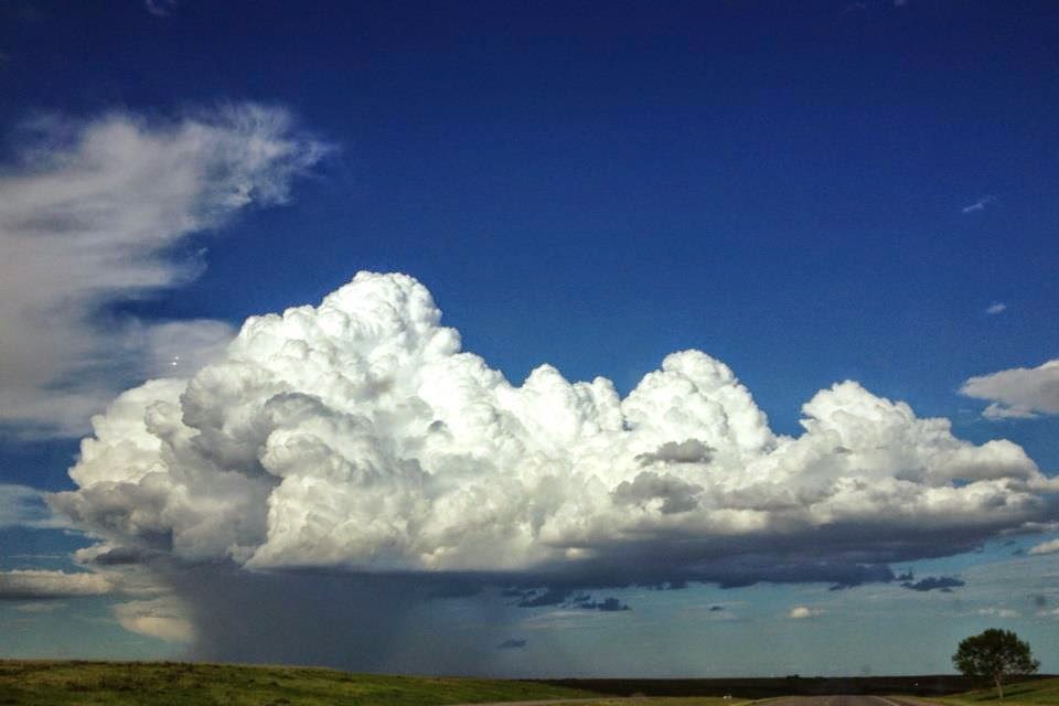 гроза в начале мая. туча жарко. летние кучевые облака над полем. туча с дождем. надвигающиеся тучи.