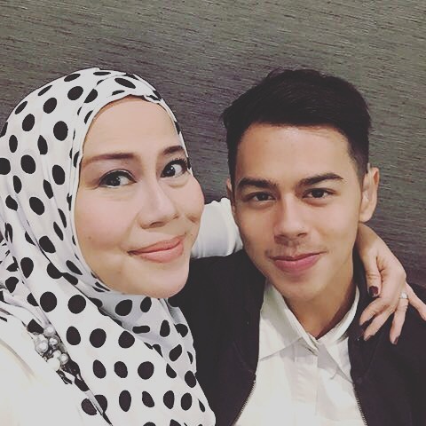 Masya Allah! Terlahir Tuna Rungu, Putra Ganteng Artis Dewi Yull Ini