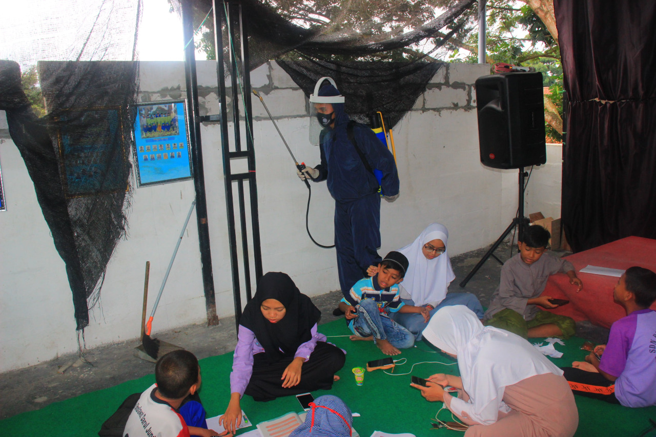 Yonbekang 2 Kostrad Semprot Disinfektan di Pondok Pesantren Darul Jundi Malang