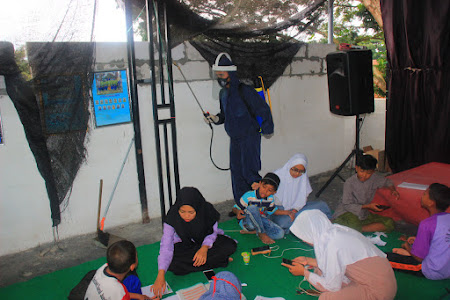   Yonbekang 2 Kostrad Semprot Disinfektan di Pondok Pesantren Darul Jundi Malang