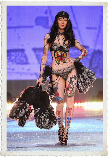 Liu Wen sfilata Victoria's Secret tema circus 