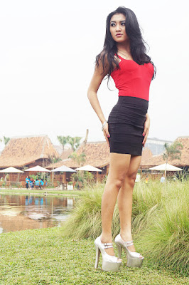 Model manis Shelly Febrianti hutning bareng dengan Wide lensa atau Long Shoot