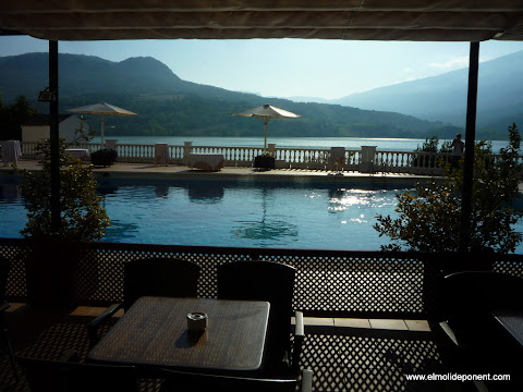 Fantàstica piscina de l'Hotel Terradets davant embassament de Cellers