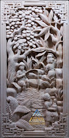 Relief batu alam paras putih motif sedang memancing ikan 