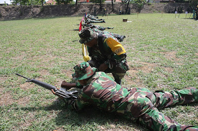 KODIM SRAGEN ASAH KEMAMPUAN PRAJURIT LATIHAN MENEMBAK DI LAPANGAN TEMBAK YONIF RAIDER 408/SBH