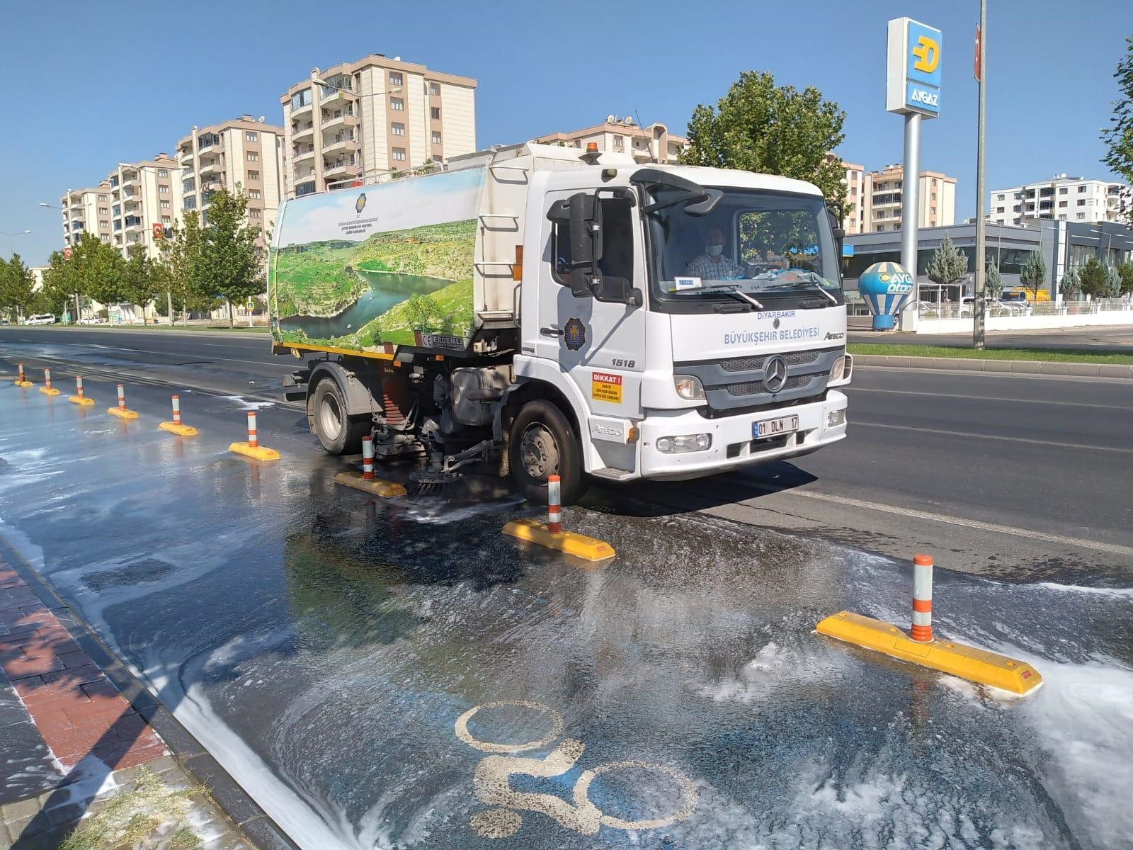 Diyarbakır Büyükşehir Belediyesinden Bağlar'da Covid-19 temizliği