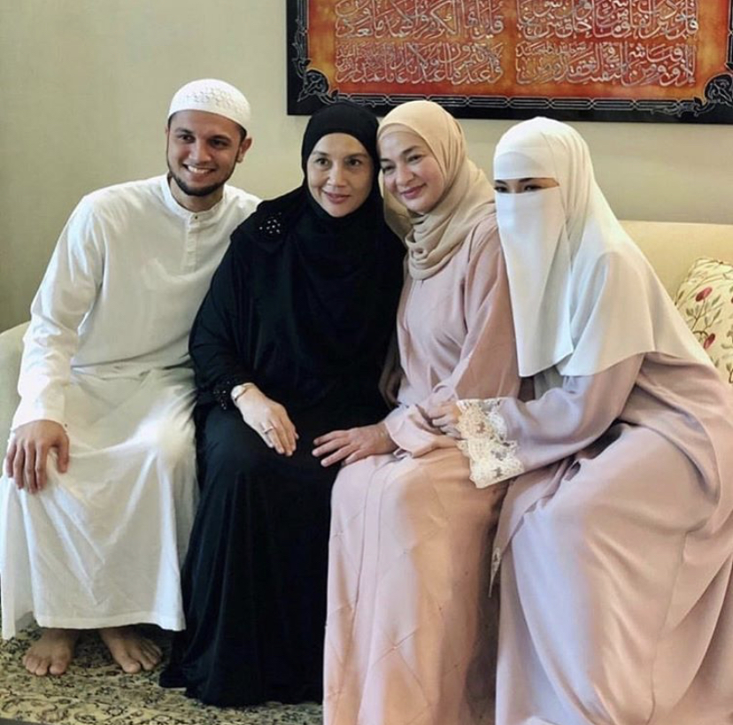 Pertunangan neelofa pu riz, neelofa bertunang, gambar neelofa bertunang, majlis pertunangan neelofa pu riz