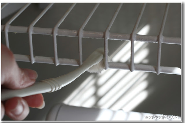 Fantastic and easy DIY Cleaning solution for how to clean wire shelves. #Cleaning #DIY #tips #RealCoake Fantastic and easy DIY Cleaning solution for how to clean wire shelves. #Cleaning #DIY #tips #RealCoake