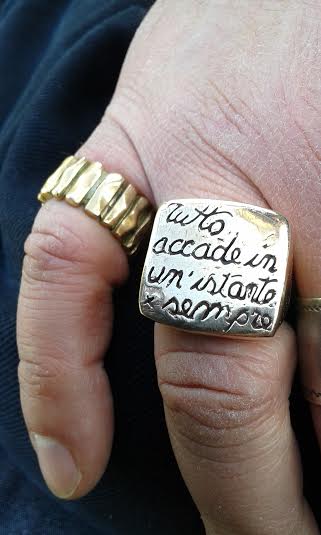 Anello in bronzo con motto coniato dall'autore del presente sito (A.T.)