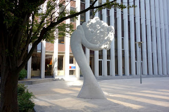 Art : Dame Lune, une sculpture de Julio Silva - Quartier Villon - La Défense Paris