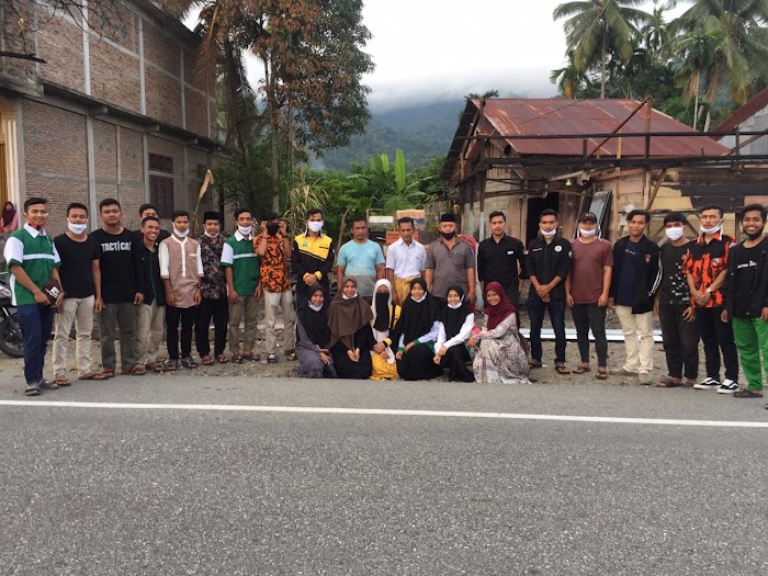 Mahasiswa Abdya Bantu Korban Kebakaran Krueng Pantoe