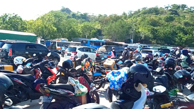 Hari pertama dibuka Pelabuhan Tano-Kayangan, antrean mengular 1 km