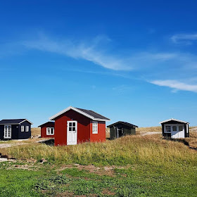 Urlaub an Dänemarks nördlicher Ostseeküste: Unser Ferienhaus in Asaa. Die Badehäuschen an der Ostseeseite sind zauberhaft.