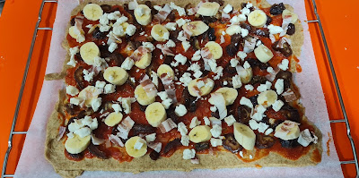 Una Pizza de plátano, dátiles y bacón preparada para hornear Una Pizza de plátano, dátiles y bacón preparada para hornear