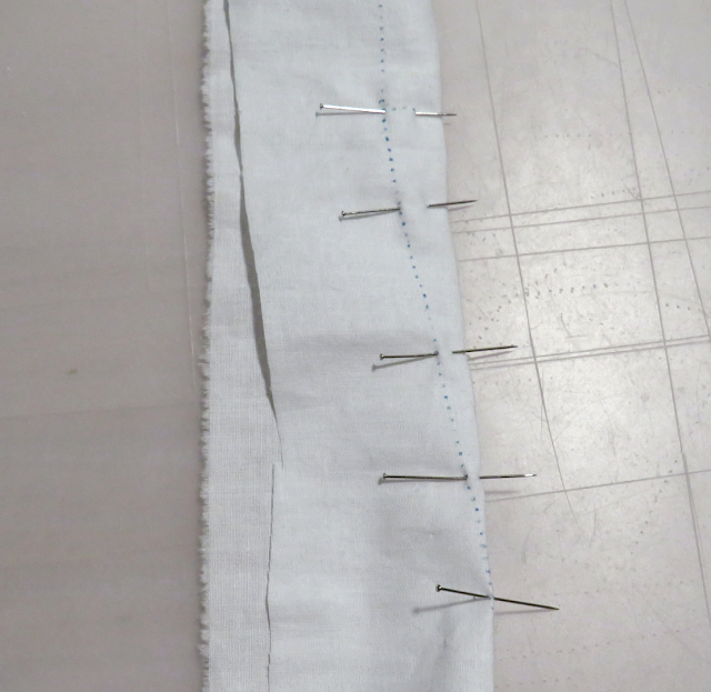 Colocación alfileres en un lado de la pinza