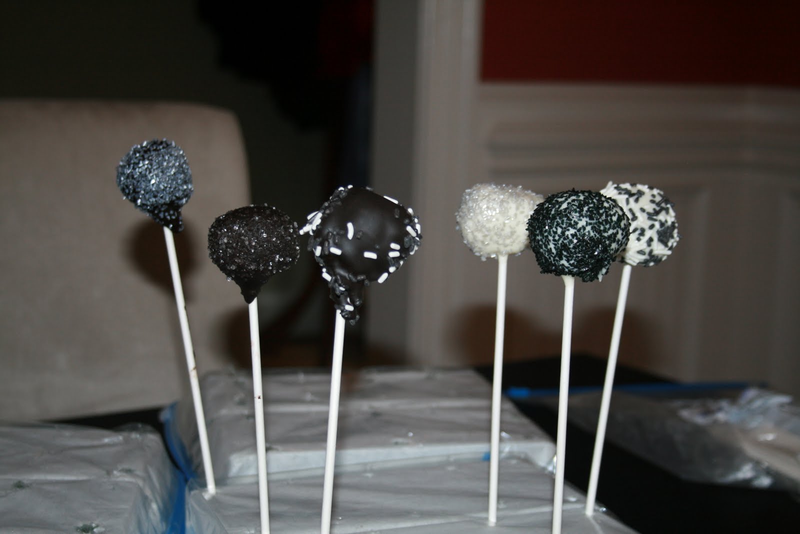 cupcakes by jenna-marie: Black &amp; White Cake Pops