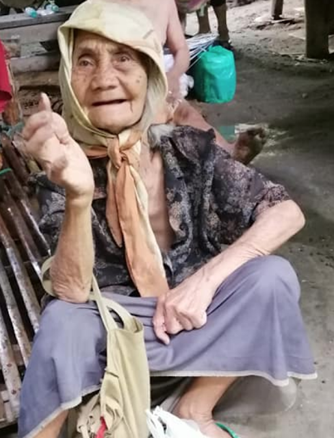 Isang Lola na nagbebenta ng kalakal upang maalagaan ang anak na may