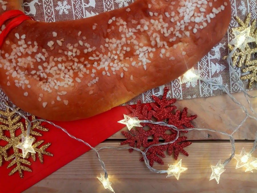 Roscón de Reyes con aceite de oliva virgen extra. Receta tradicional navideña. Masas, levados, agua de azahar, AOVE, hecho en casa, reyes magos, ilusión, receta sencilla. Desayuno, merienda, postre.
