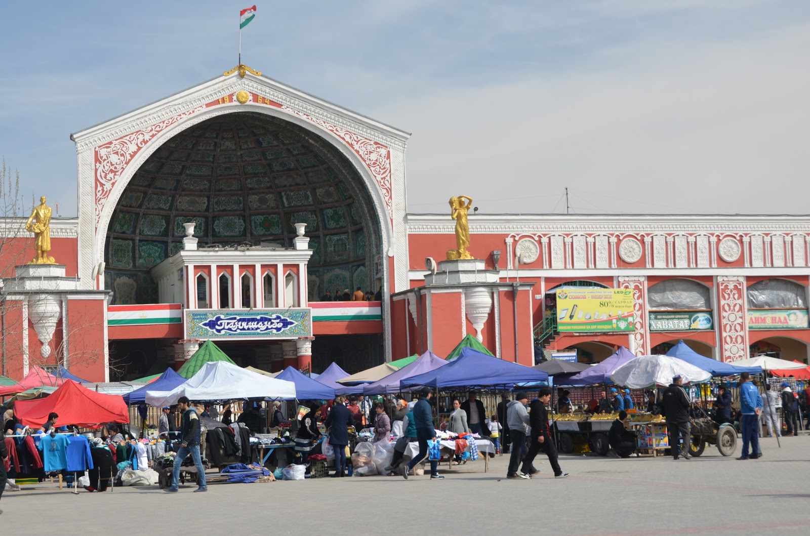 худжанд фонтан. памятник камол худжанди. достопримечательности худжанда фонтан. город худжанд таджикистан. худжанд набережная.