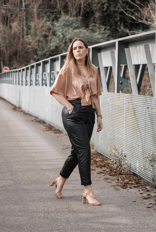 Outfit con pantalones de polipiel de FemmeLuxe