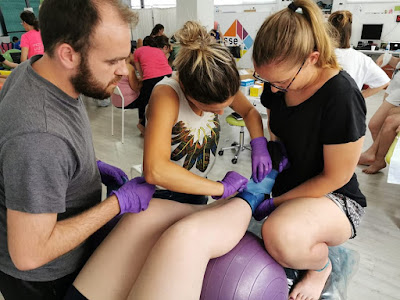 Alumnos realizando una férula de pie 