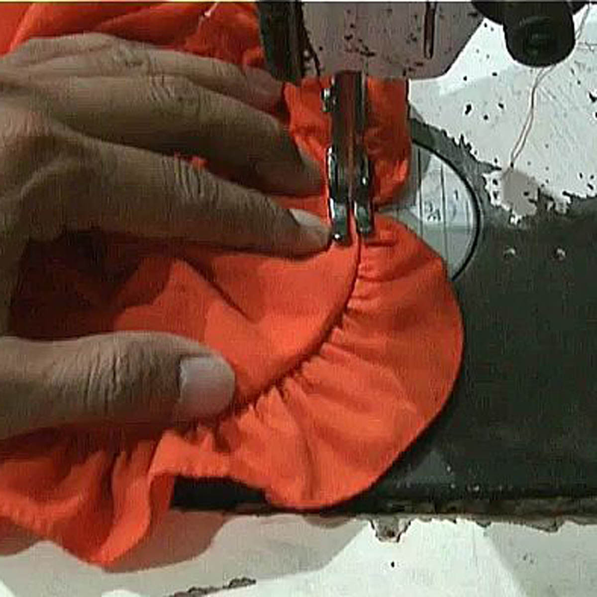 cara menjahit lengan terompet dengan kerutan dibagian ujungnya