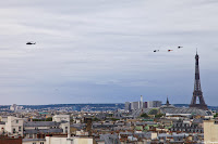 Vol au dessus des toits de Paris un 14 juillet 2020
