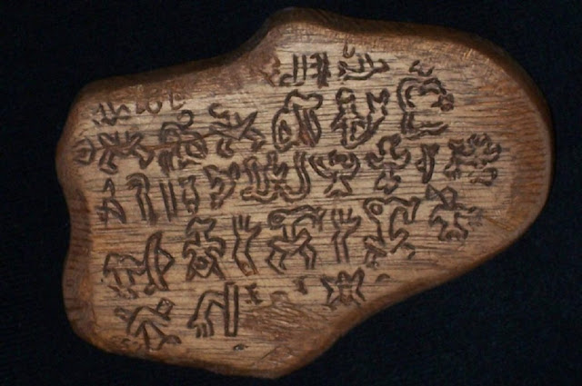 Ронго-ронго — загадочные письмена аборигенов острова Пасхи. Содержат порядка 800 знаков, которые, предположительно, являются иероглифами, но с таким же успехом могут быть чем угодно другим.