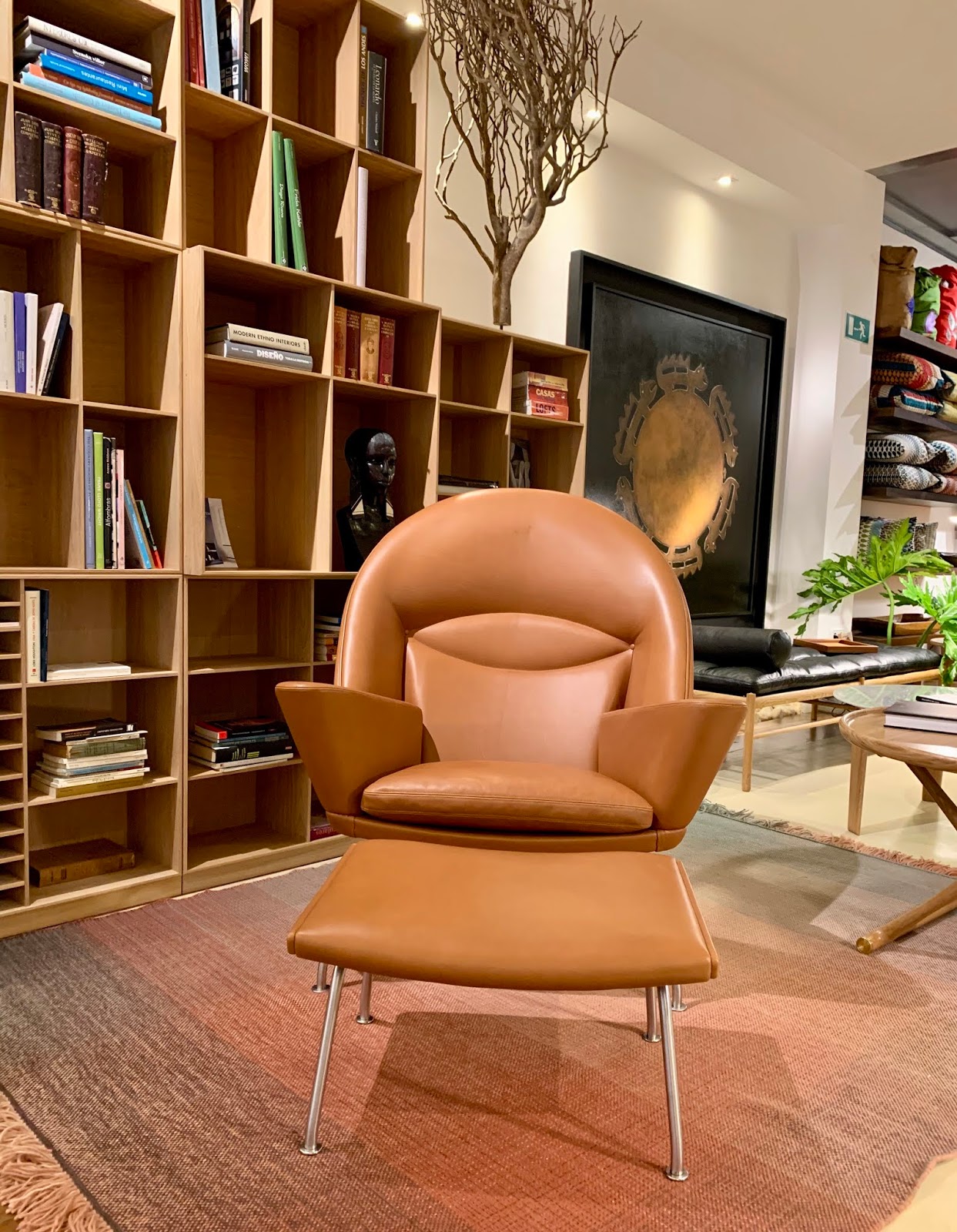 TIENDA CHIC & SOUL: Hans Wegner Iconic Lounge Chair & Footstool Hansen & in Chic & Soul