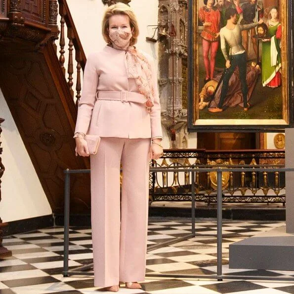 The world-renowned Ursula Shrine is one of them. Etro Anatase paisley-print pussy-bow blouse, cashmere wool pink suit, blazer and trousers