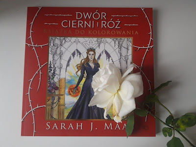 Książka do kolorowania "Dwór cierni i róż" Sarah J. Maas. 