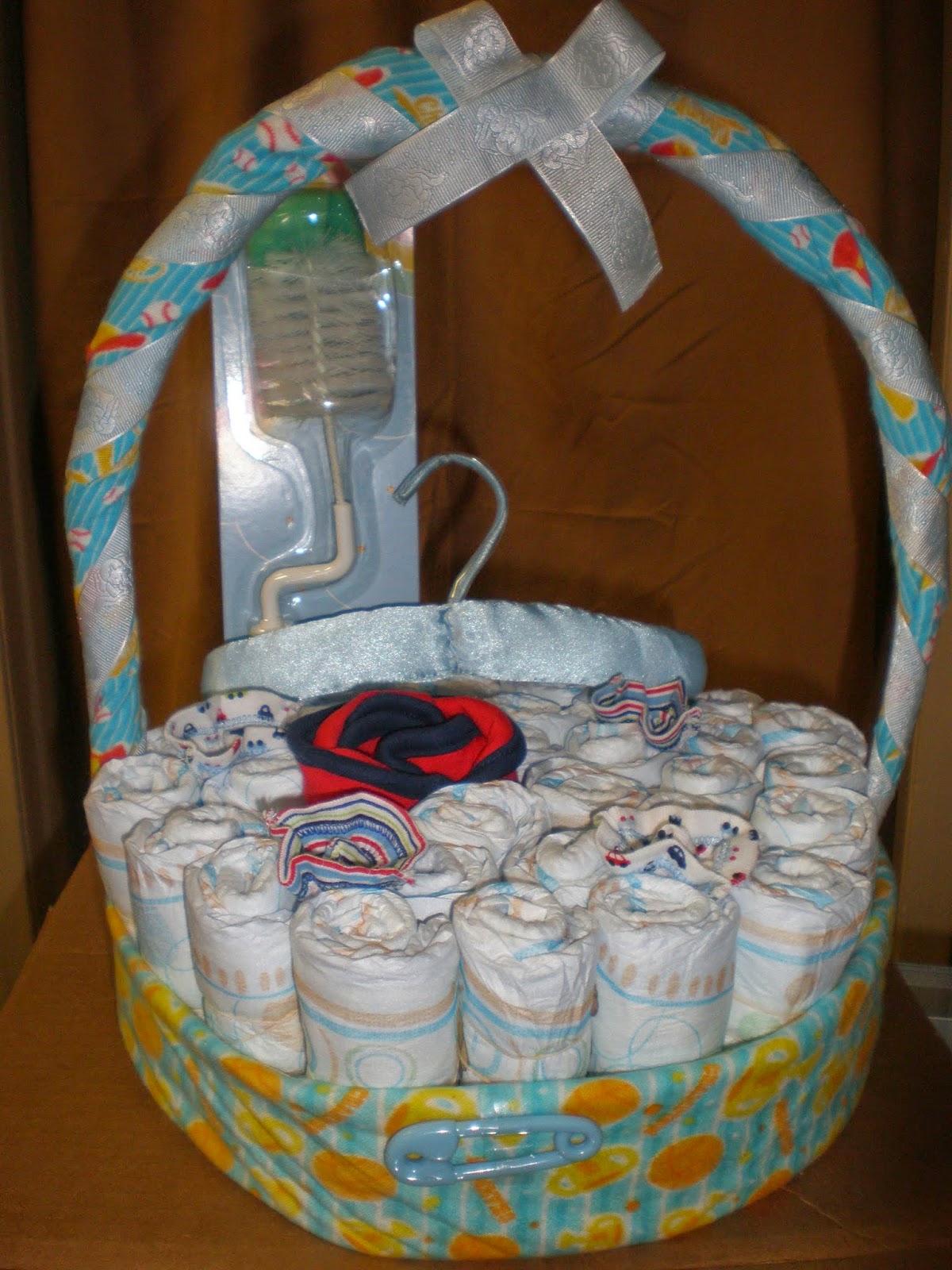 Canastas hechas con pañales y otros elementos, para fiestas de Baby