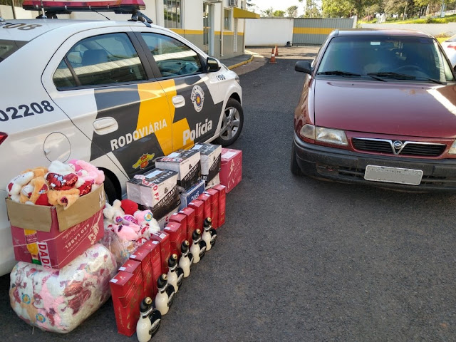 Em fiscalização, polícia apreende 72 garrafas de bebidas alcoólicas e 100 brinquedos contrabandeados do Paraguai Em fiscalização, polícia apreende 72 garrafas de bebidas alcoólicas e 100 brinquedos contrabandeados do Paraguai