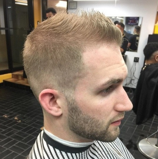 Mann dünnes kurz haar oder lang Undercut Kurze