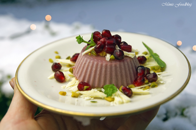 Granatapfel-Panna-Cotta ~ weihnachtliches Dessert mit Pistazien und ...