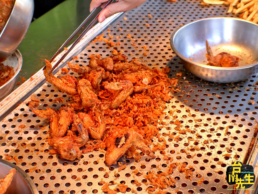 台南炸雞/懶得賺錢只賣週六日/一大早就營業飄香20多年/限量供應一起鍋就秒殺/晚來只能吃屑屑/老闆忙到手都沒停過