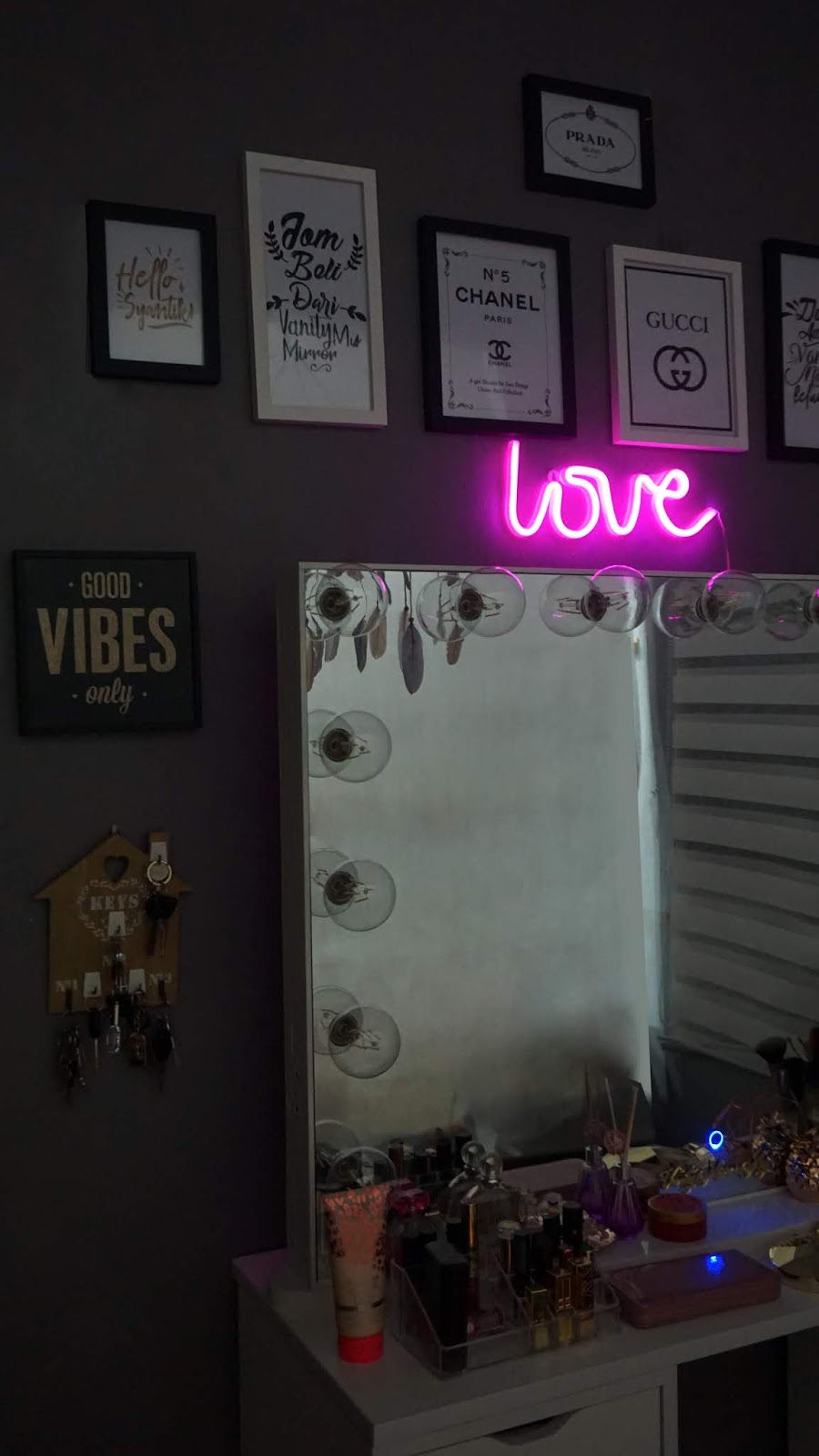 vanity mirror malaysia dengan dekorasi lampu neon yang simple! Vanity Mirror Malaysia Termurah