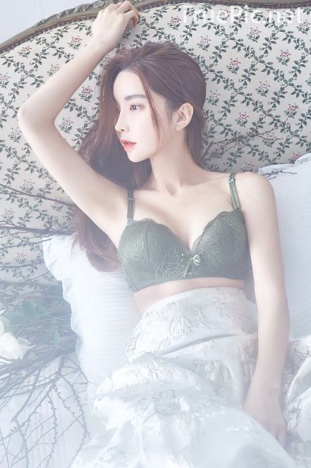 Korean beautiful model and fashion - Park Soo Yeon - Dark Green Bra Set - Picture 4