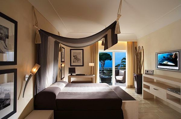 Airy canopy bed design