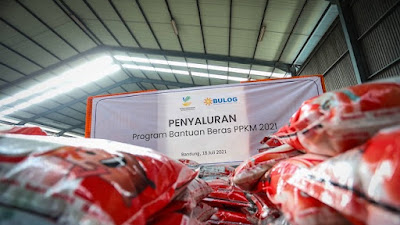 Pemkot Bandung Salurkan Bansos Bagi Warga Terdampak 