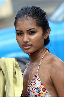 Hot Girls at Sri Lankan Car Wash photos