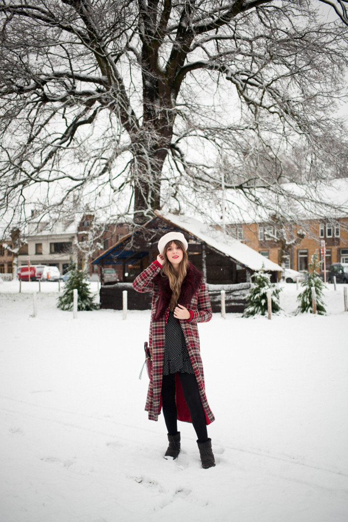 Outfit: mixing prints and Moon Boots in the first snow - THE STYLING  DUTCHMAN.