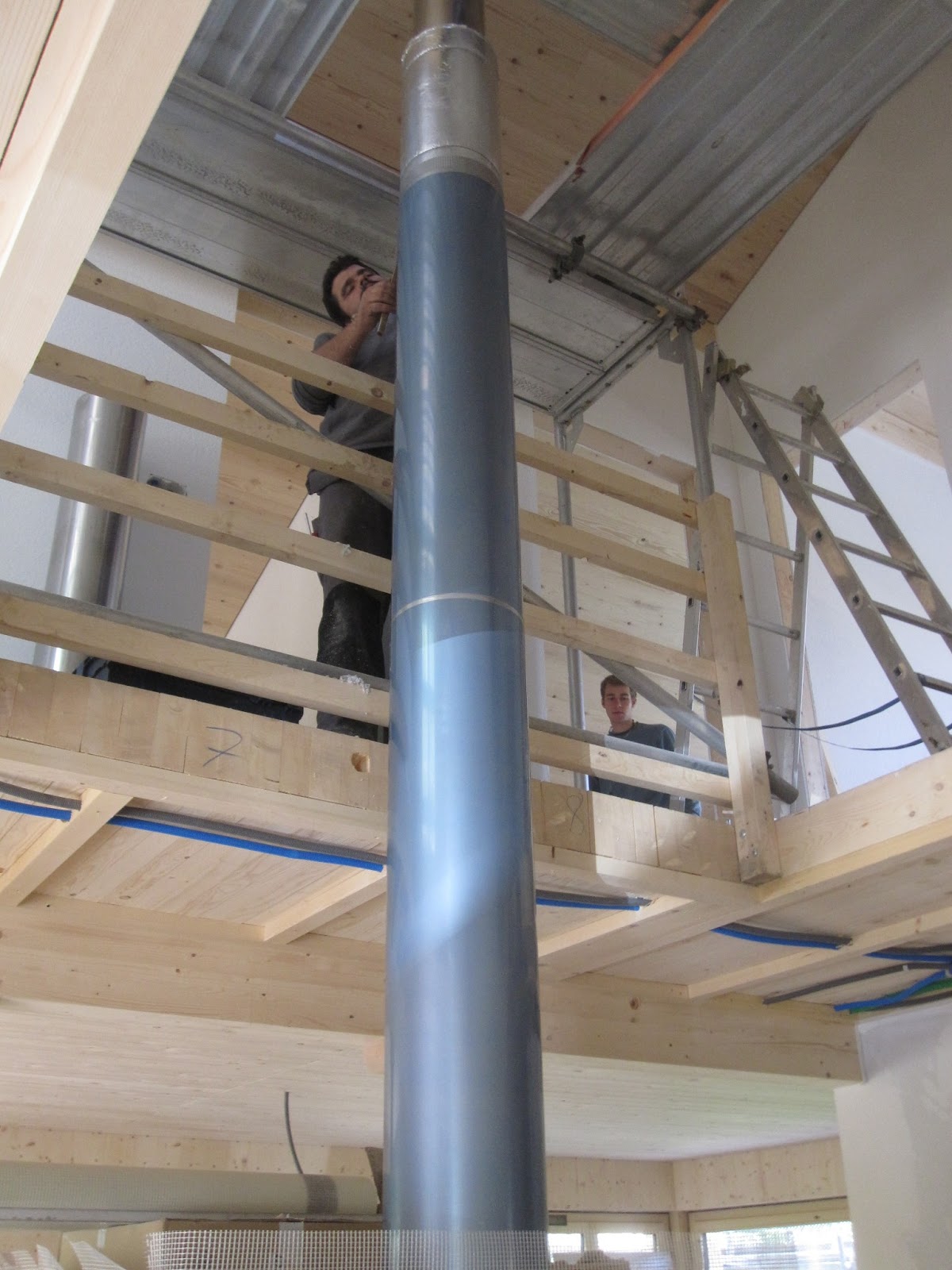 Holzhaus - wir bauen ein Haus aus Holz: Der Kamin wird montiert