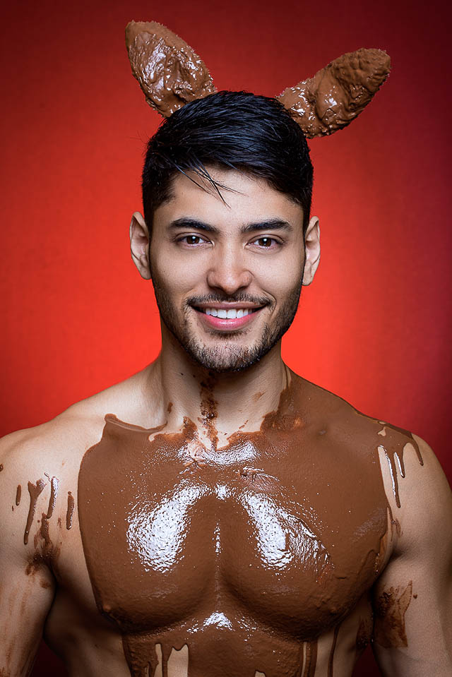 Willian Herculano, o Mister Brasil 2016, cobre o corpo com chocolate derretido em ensaio. Foto: Ronaldo Gutierrez