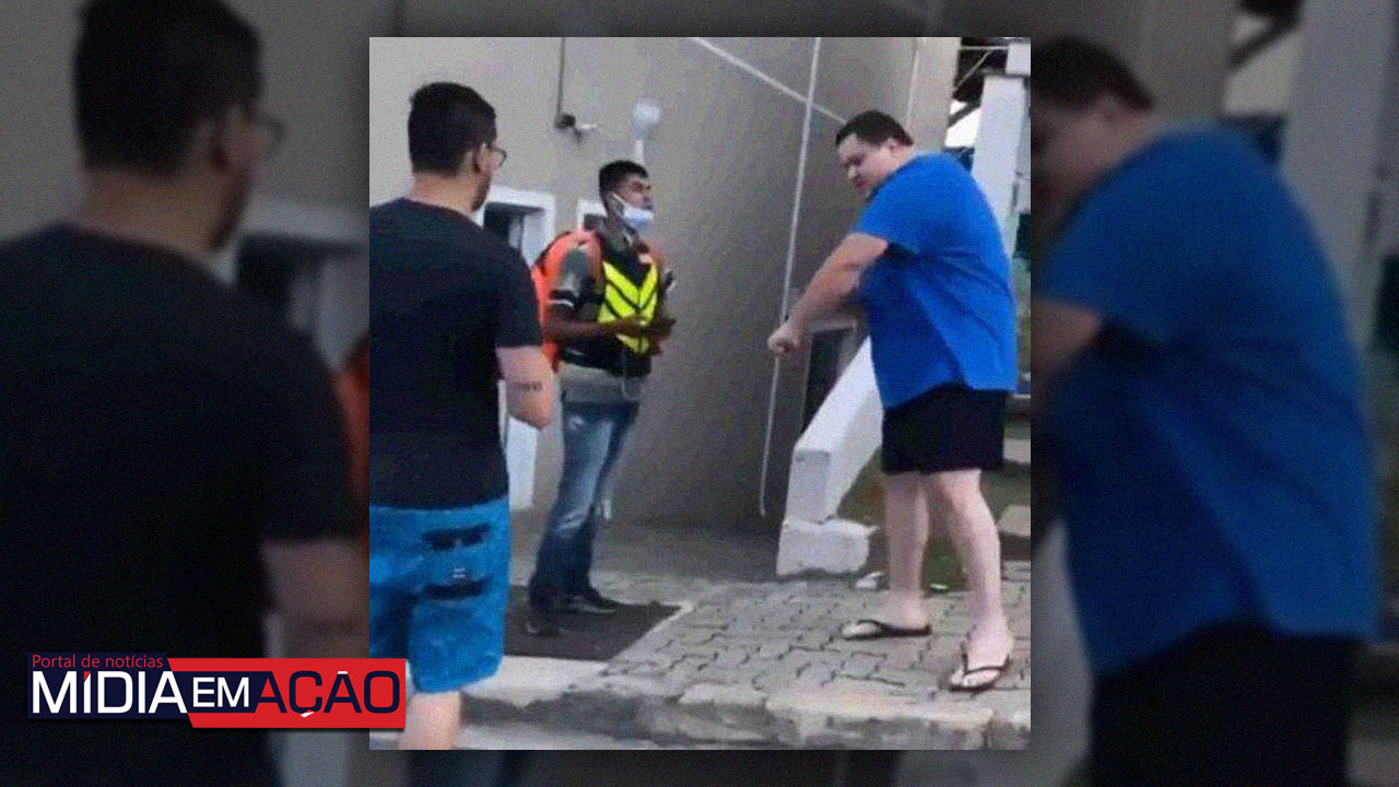 Motoboy sofre ofensas racistas ao fazer entrega em condomínio no interior de SP