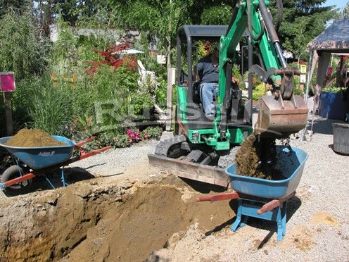 Máy đào và xe rùa xúc đất để đào ao thả cá koi