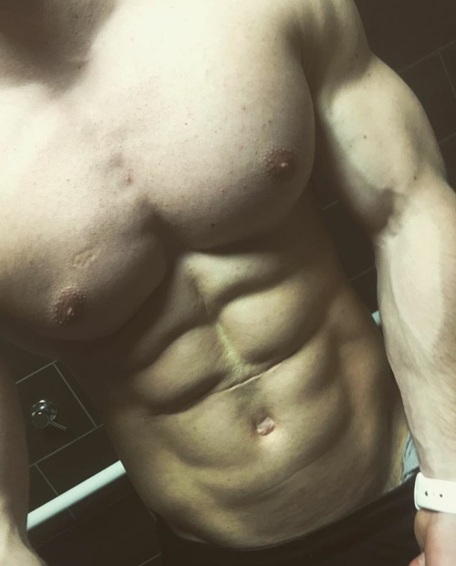 sexy-beefy-muscle-hunk-torso-selfie-straight-baited-abs-huge-pecs